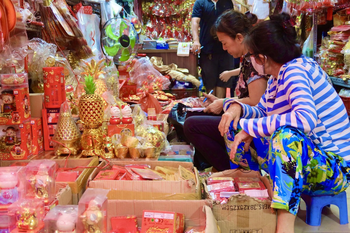 Người Sài Gòn háo hức mang Tết 2023 về nhà - Ảnh 7.