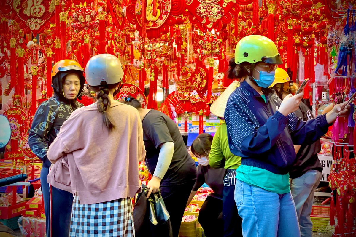 Người Sài Gòn háo hức mang Tết 2023 về nhà - Ảnh 3.