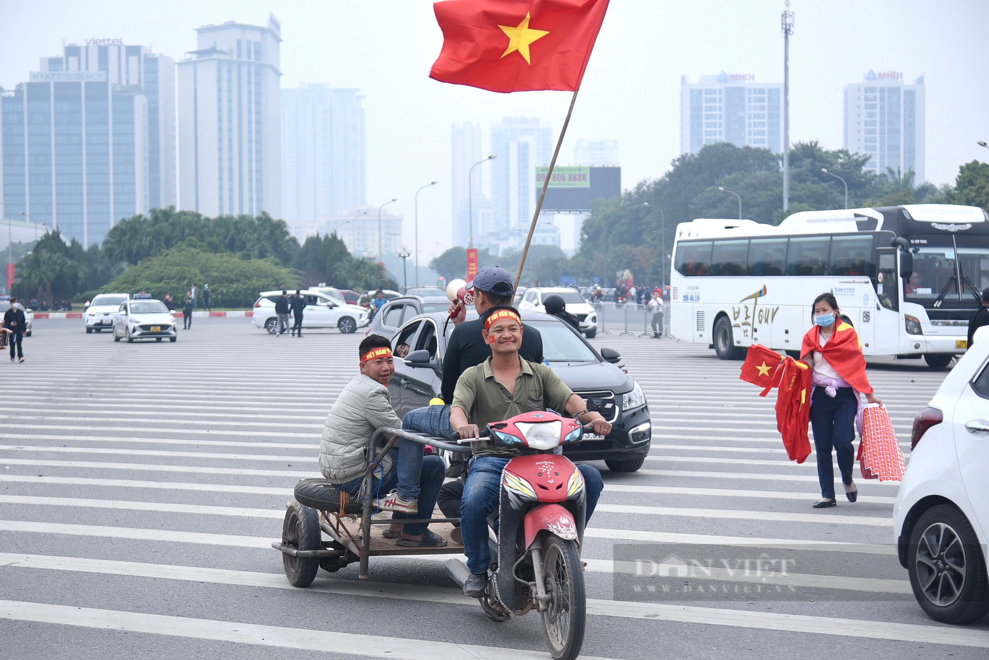 Hàng nghìn CĐV kéo về sân Mỹ Đình cổ vũ ĐT Việt Nam - Ảnh 7.