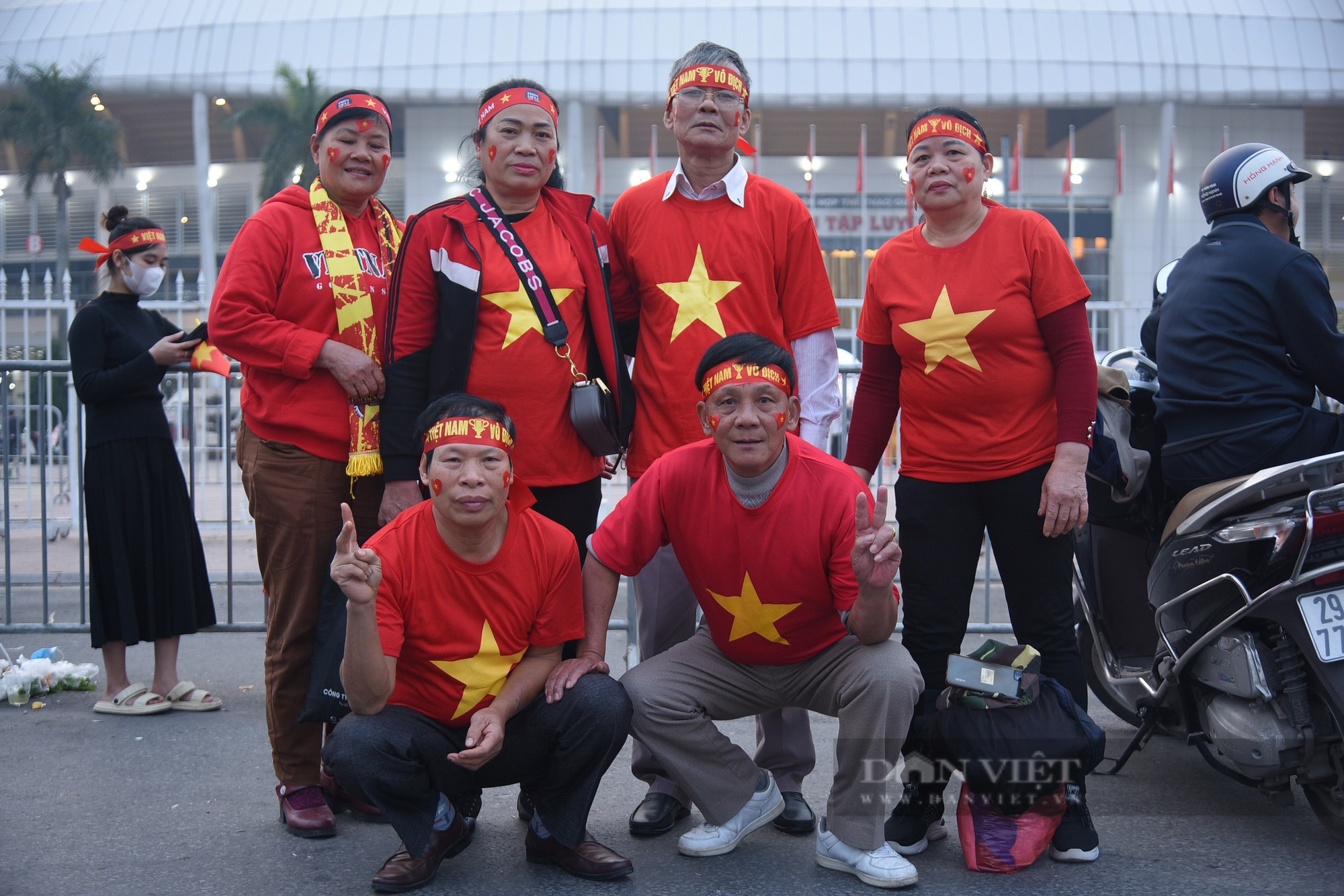 Hàng nghìn CĐV kéo về sân Mỹ Đình cổ vũ ĐT Việt Nam - Ảnh 3.