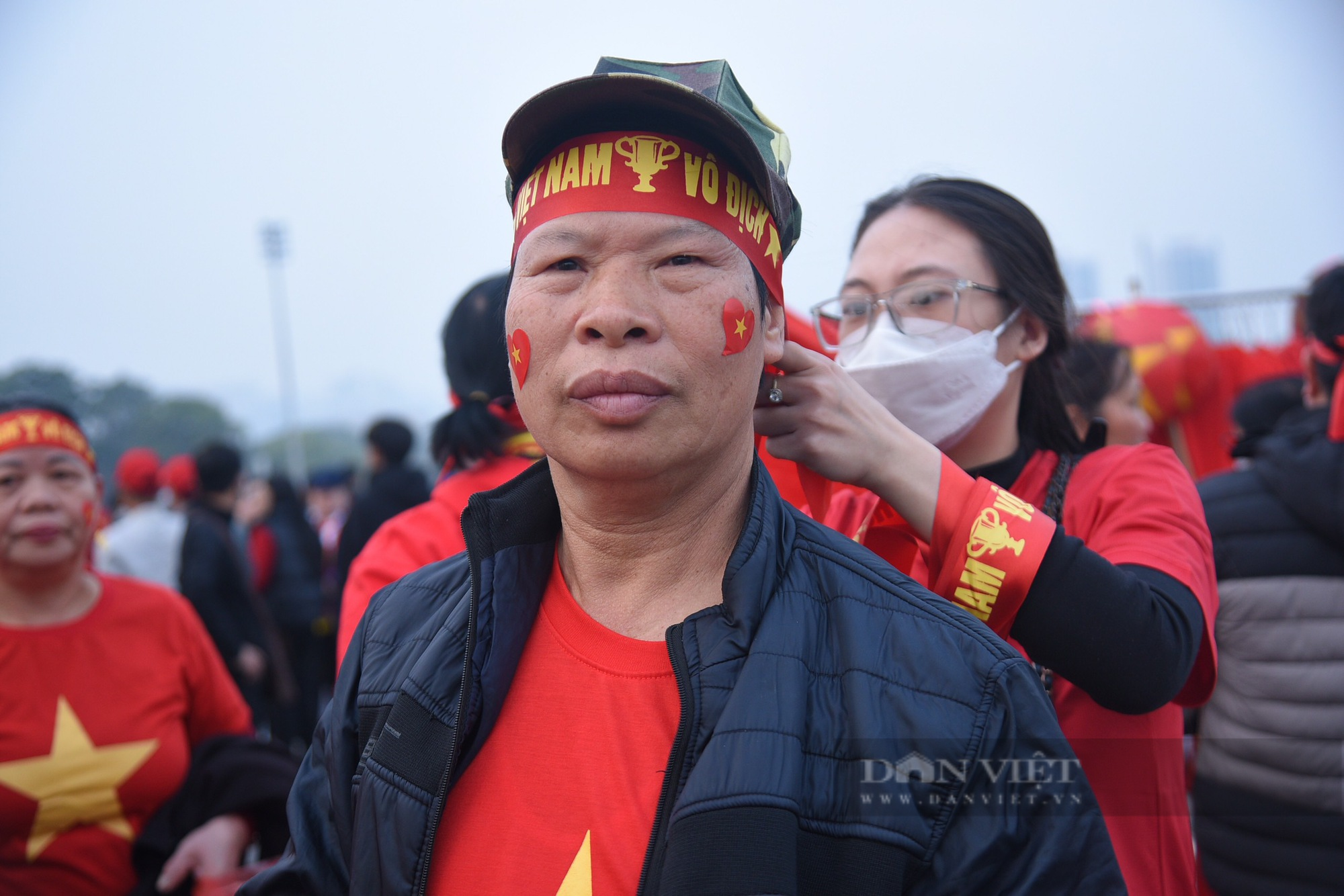 Hàng nghìn CĐV kéo về sân Mỹ Đình cổ vũ ĐT Việt Nam - Ảnh 4.