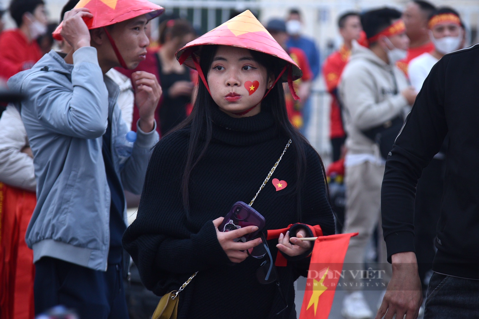 Hàng nghìn CĐV kéo về sân Mỹ Đình cổ vũ ĐT Việt Nam - Ảnh 6.