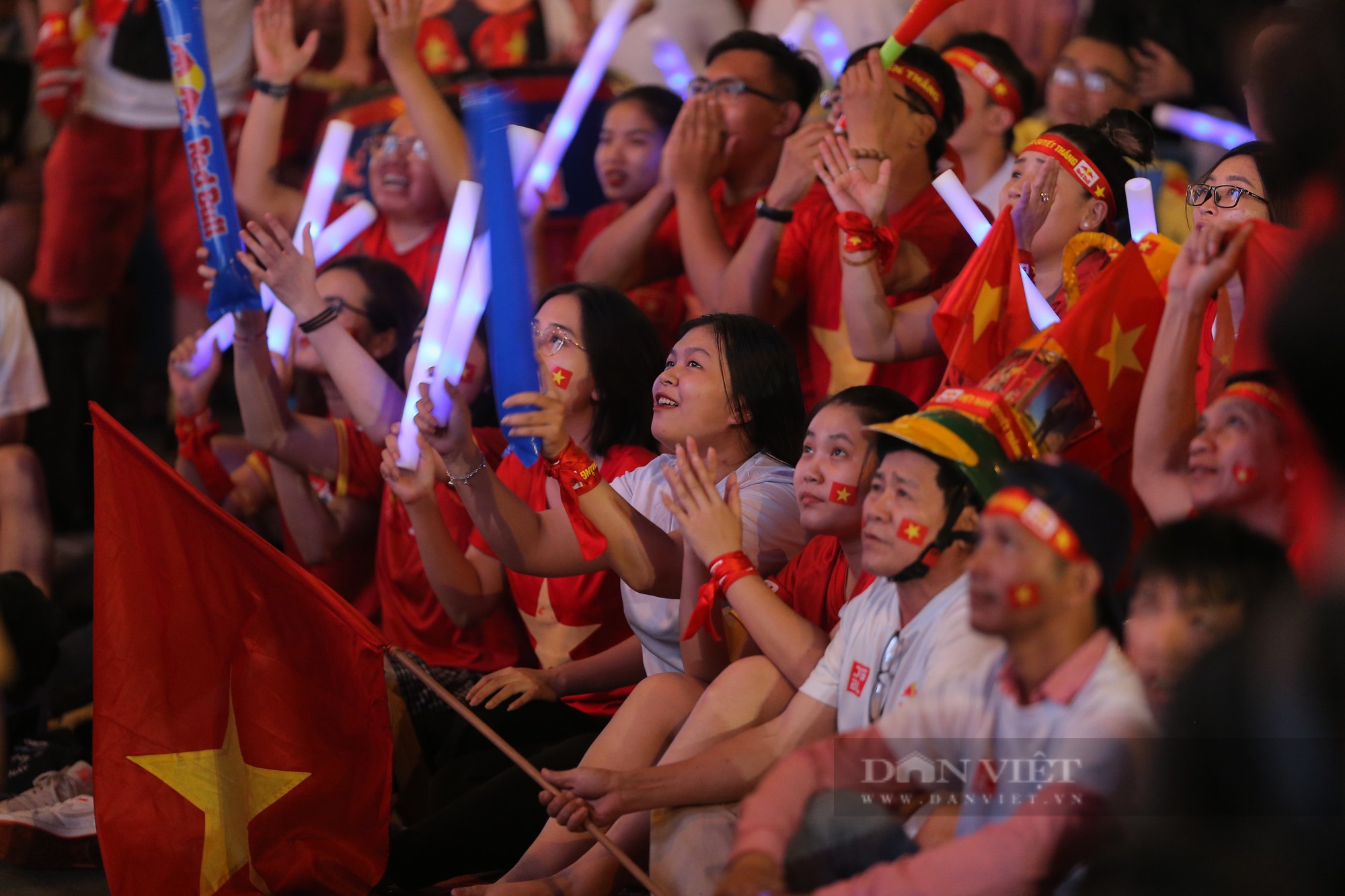 Tây &quot;quẩy tưng&quot; Phố đi bộ mừng ĐT Việt Nam vào chung kết AFF Cup - Ảnh 3.