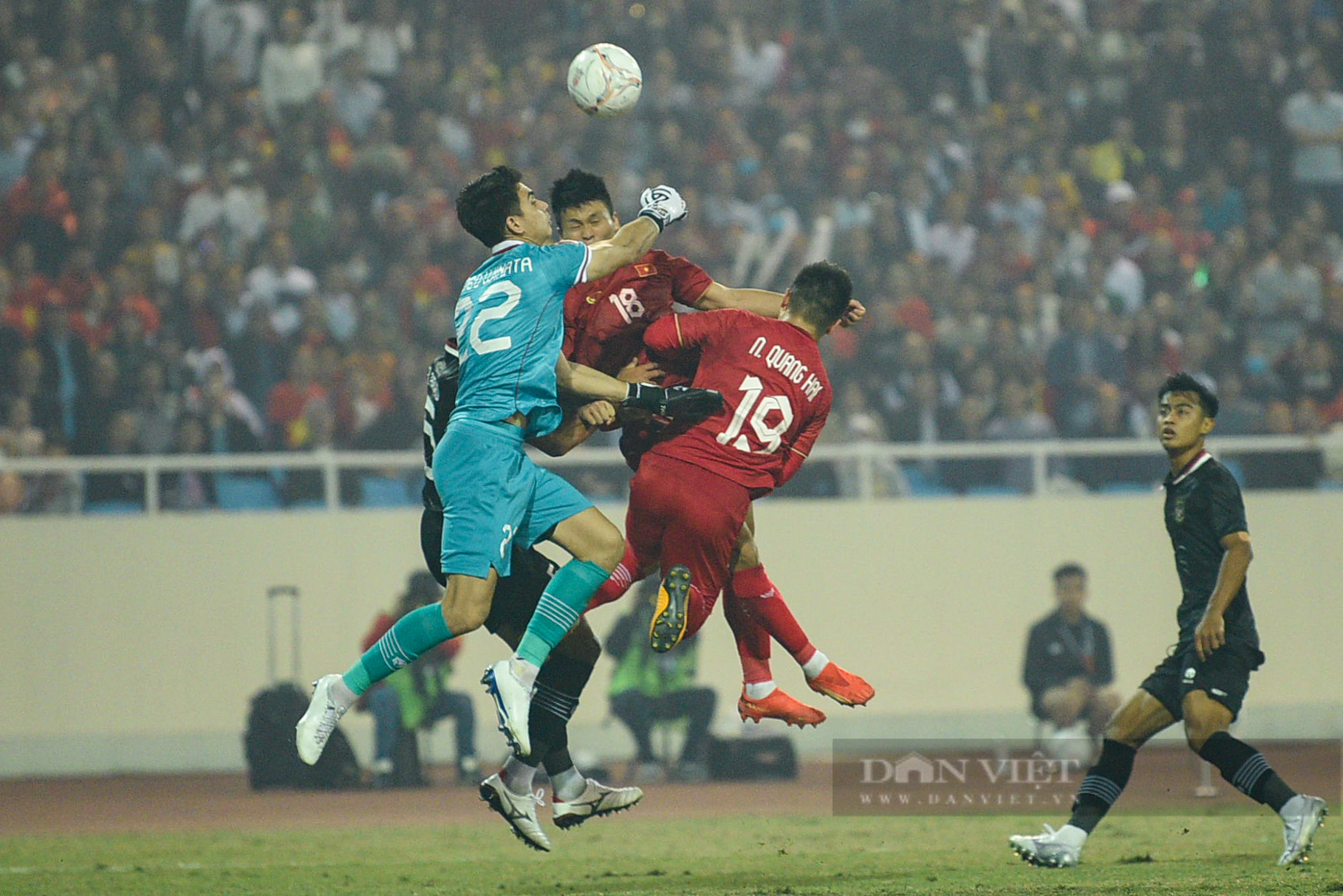 Nhìn lại những tình huống phạm lỗi tại bán kết lượt về AFF Cup 2022 - Ảnh 9.