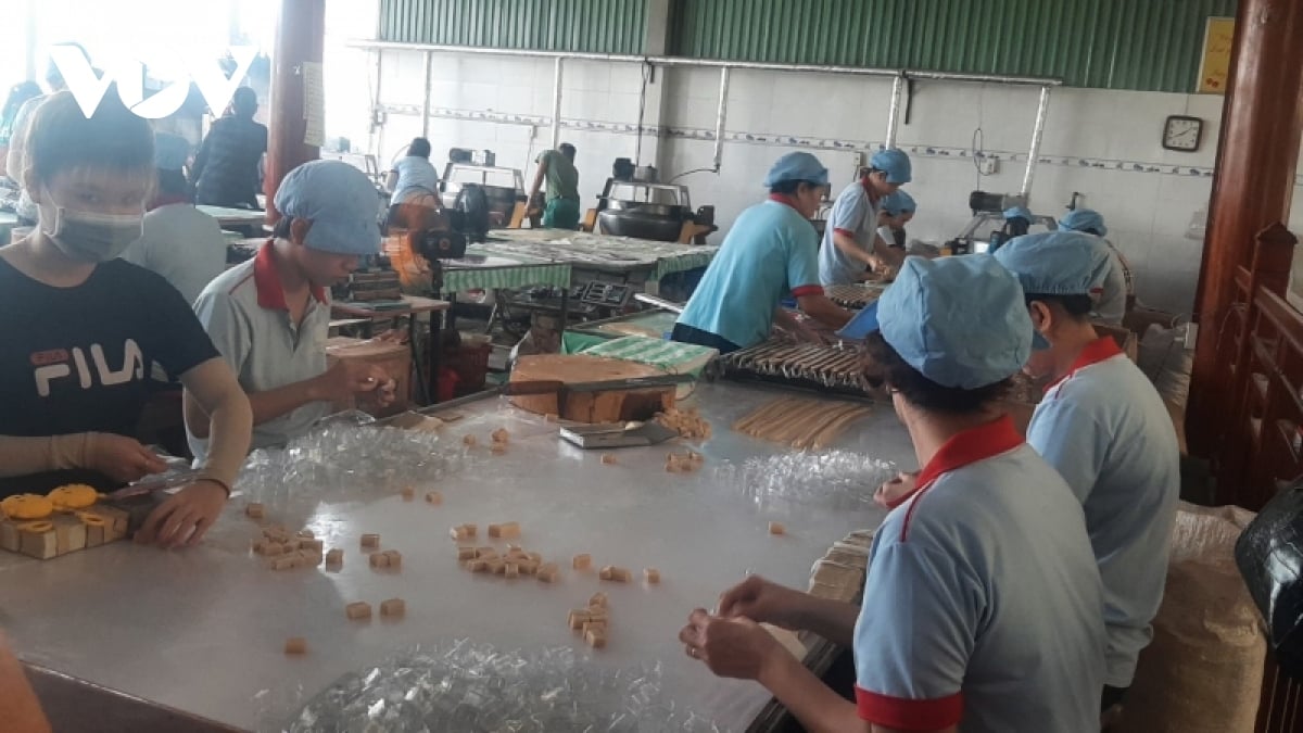 Dừa tươi mất giá nhưng các mặt hàng kẹo dừa hút hàng - Ảnh 1. Dừa tươi mất giá nhưng các mặt hàng kẹo dừa hút hàng - Ảnh 1.