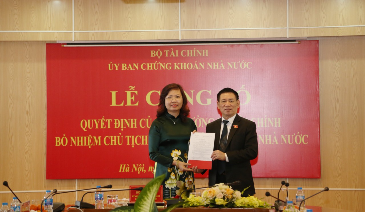 Chân dung nữ Chủ tịch Ủy ban Chứng khoán Vũ Thị Chân Phương vừa được bổ nhiệm - Ảnh 1.