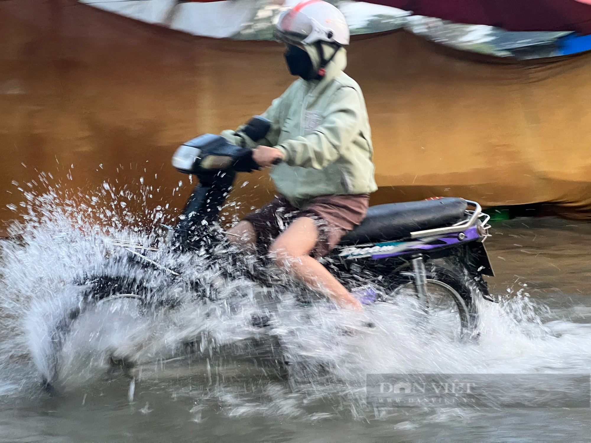 Nhiều tuyến đường ở TP.HCM biến thành “biển nước” từ sáng sớm - Ảnh 3.