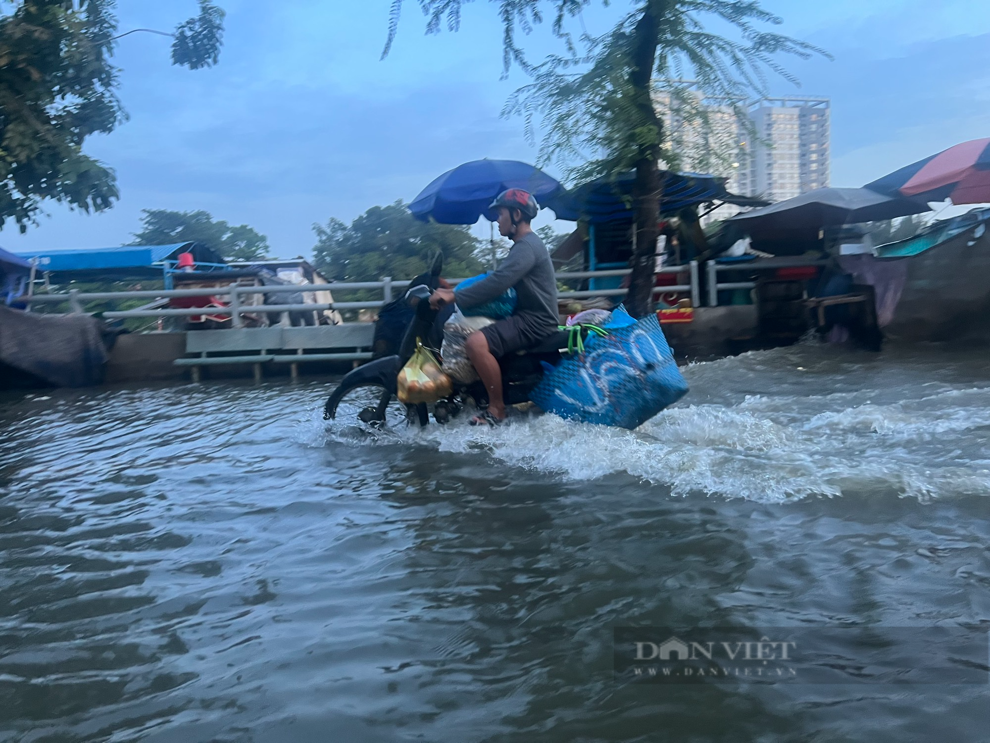Nhiều tuyến đường ở TP.HCM biến thành “biển nước” từ sáng sớm - Ảnh 7.