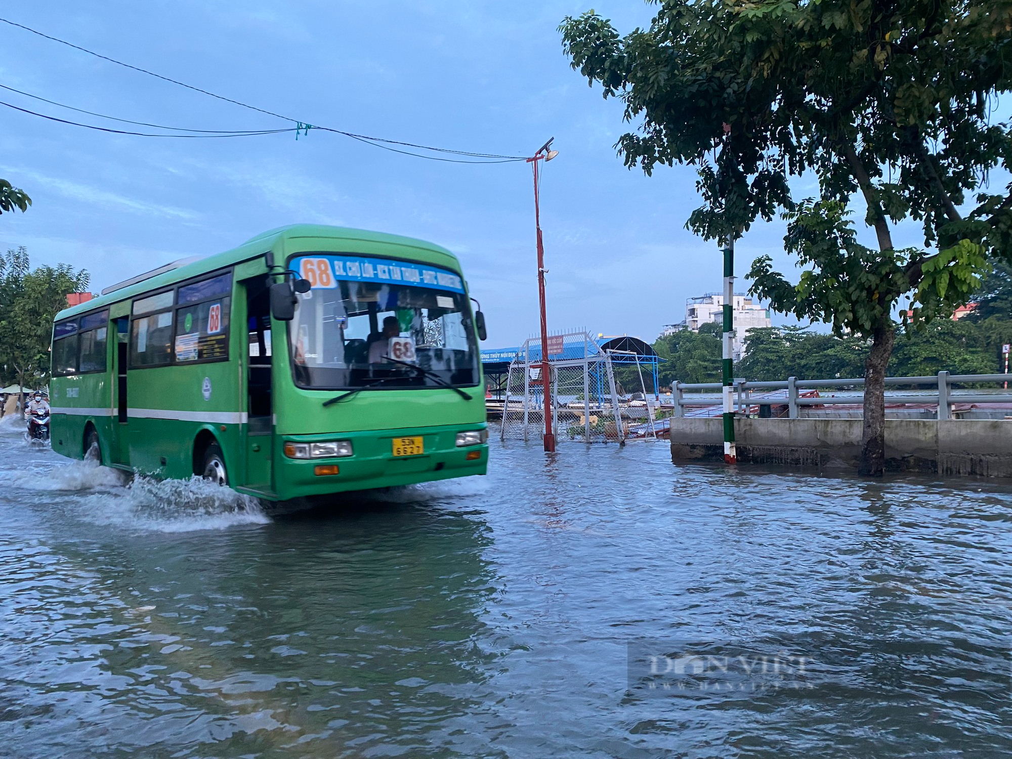 Nhiều tuyến đường ở TP.HCM biến thành “biển nước” từ sáng sớm - Ảnh 9.