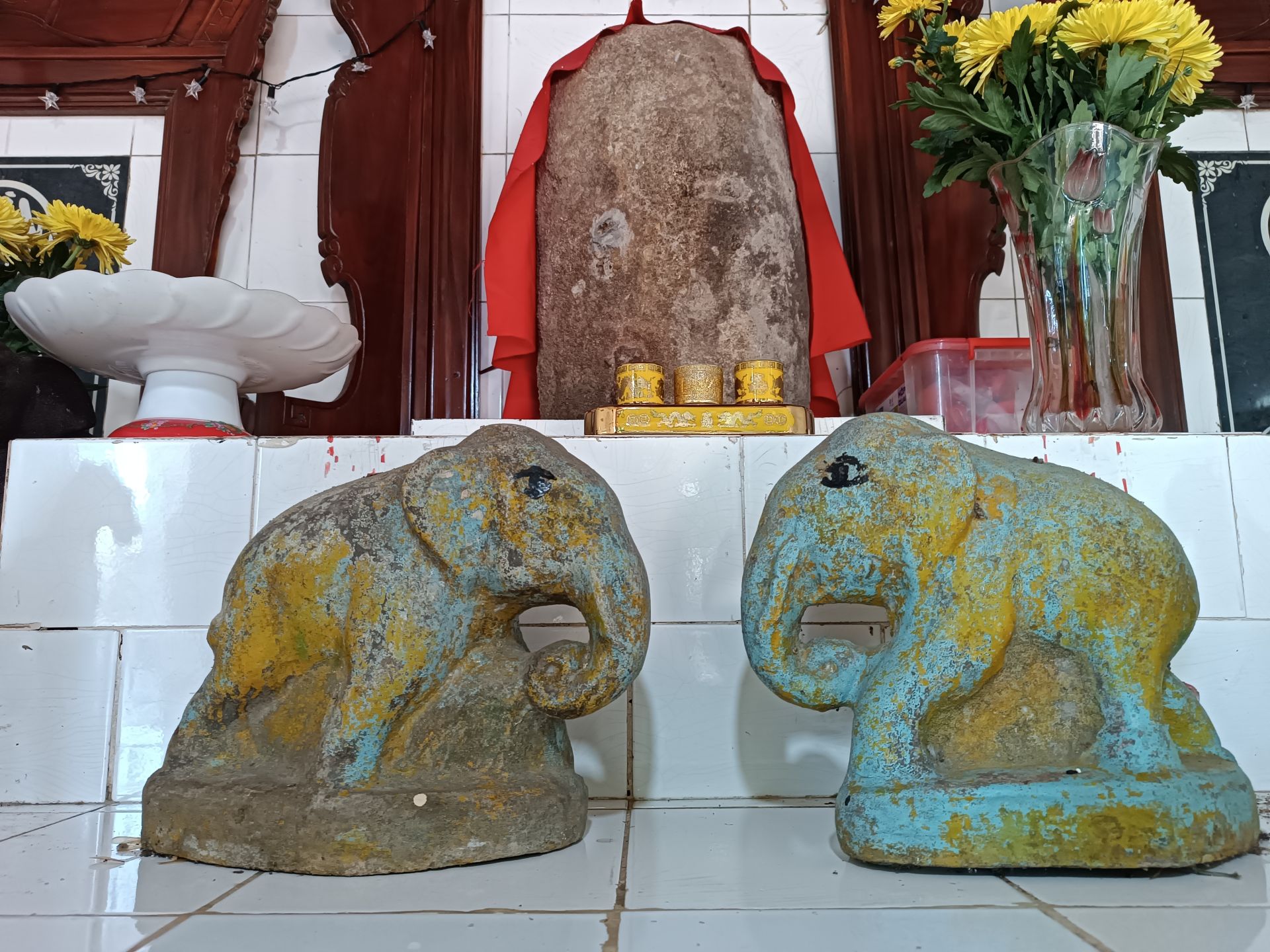 Sao dân một làng ở Tây Ninh thờ một tảng đá xù xì trong ngôi miếu cổ, nhà nào mất bò hay vào thắp hương? - Ảnh 1.