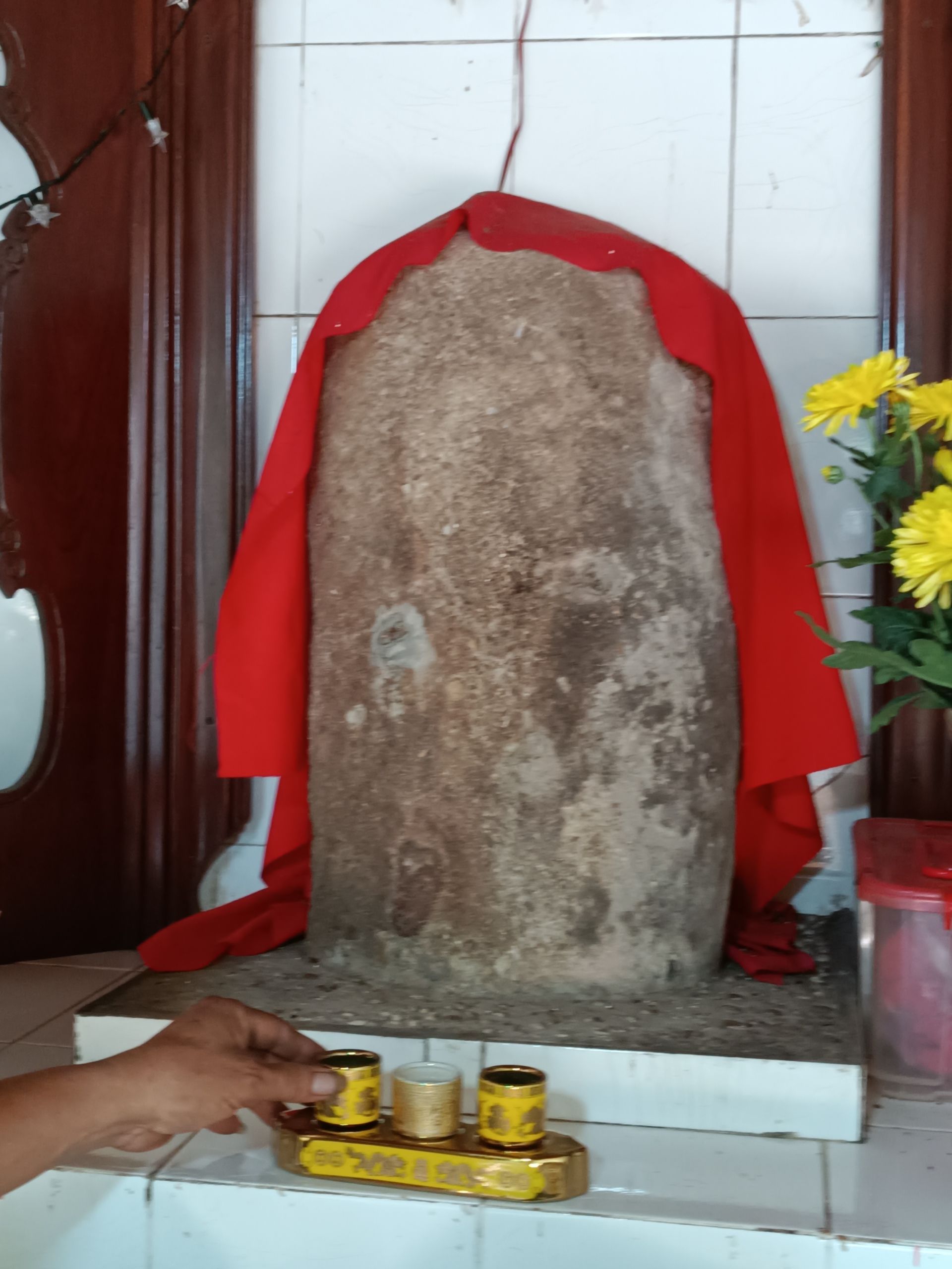 Sao dân một làng ở Tây Ninh thờ một tảng đá xù xì trong ngôi miếu cổ, nhà nào mất bò hay vào thắp hương? - Ảnh 3.