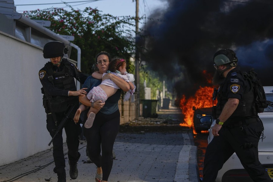 Cảnh tàn phá và đau thương khi hơn 1.100 người thiệt mạng trong xung đột Israel-Hamas - Ảnh 3.