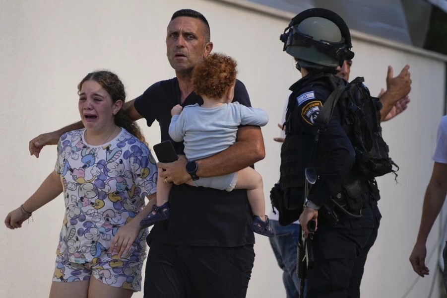 Cảnh tàn phá và đau thương khi hơn 1.100 người thiệt mạng trong xung đột Israel-Hamas - Ảnh 6.