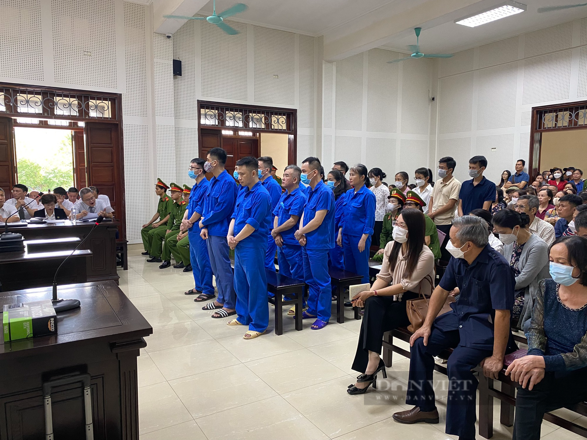 Bắt đầu xét xử cựu Giám đốc Sở GDĐT Quảng Ninh Vũ Liên Oanh và 16 đồng phạm - Ảnh 4.
