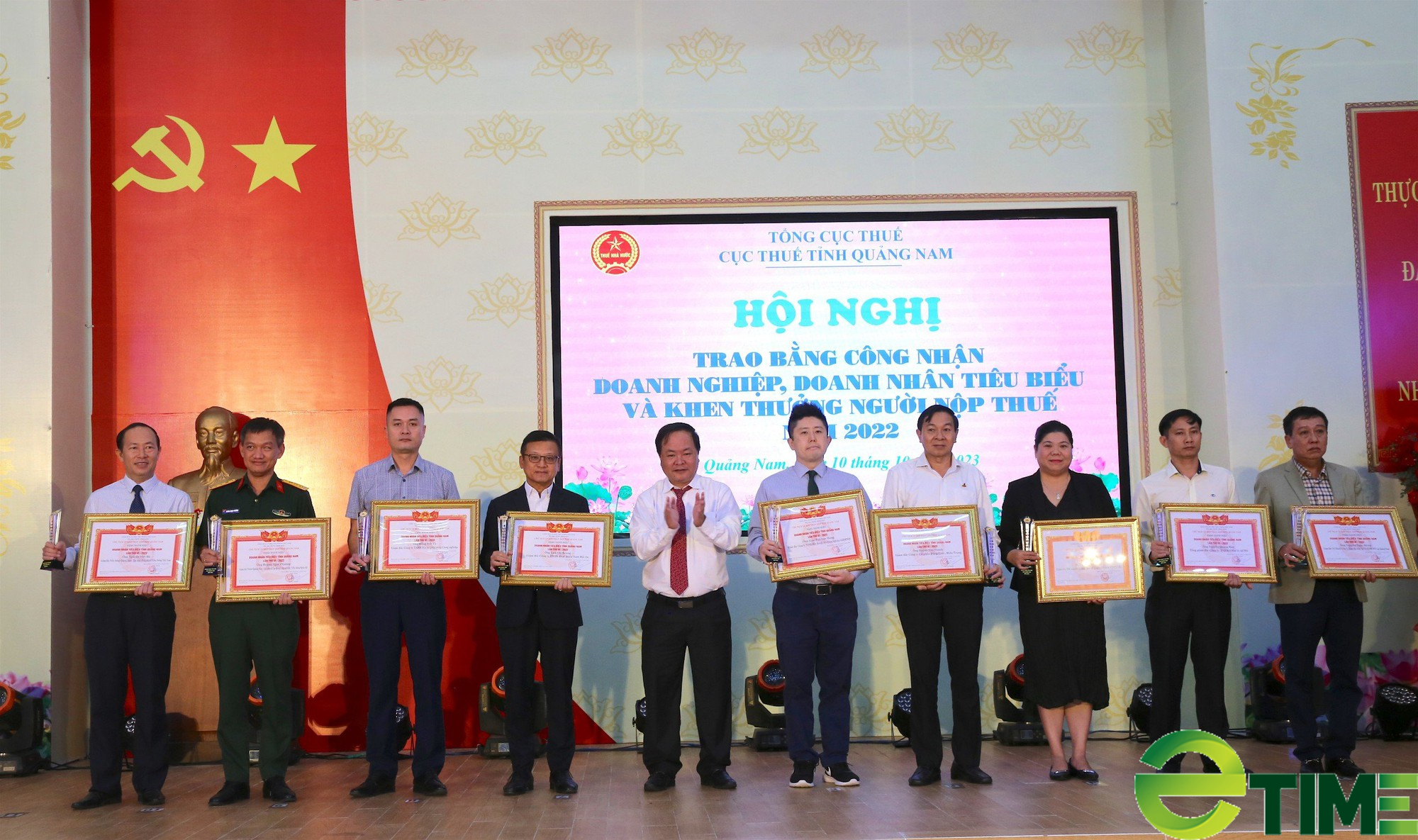 Nộp thuế tốt, 50 doanh nghiệp, doanh nhân ở Quảng Nam được tôn vinh - Ảnh 2. Nộp thuế tốt, 50 doanh nghiệp, doanh nhân ở Quảng Nam được tôn vinh - Ảnh 2.