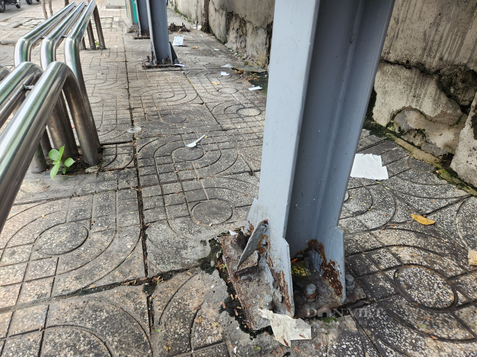 Sau phản ánh của báo Dân Việt, những trạm chờ xe buýt ở TP.HCM xuống cấp sẽ được sửa chữa - Ảnh 1.