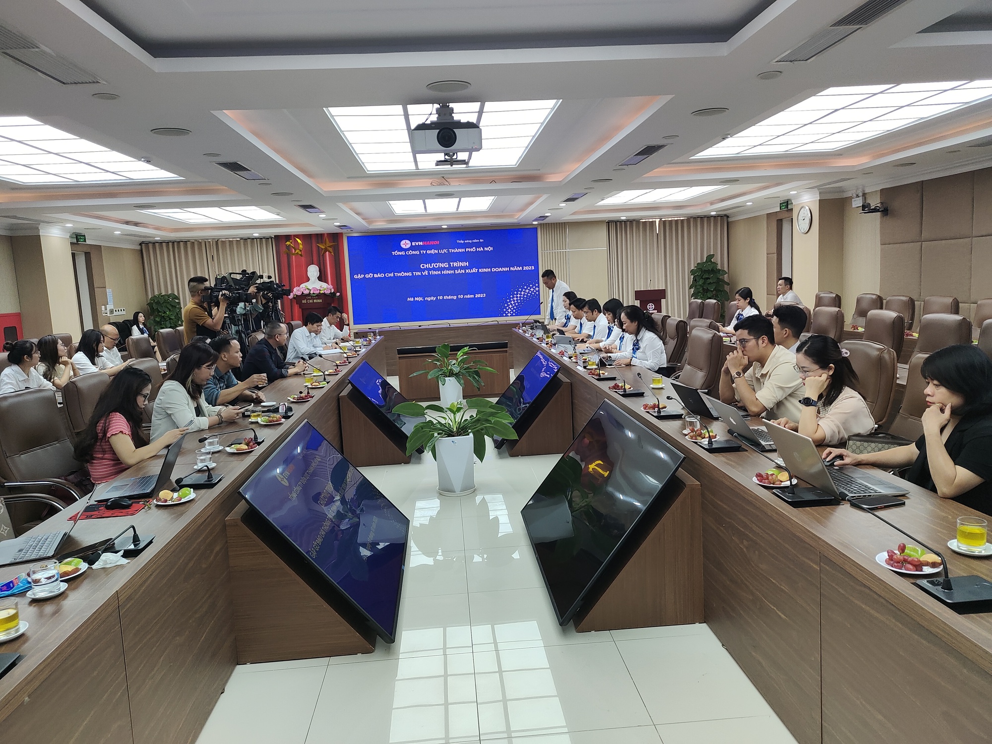 EVNHANOI bất ngờ thay đổi thời gian ghi chỉ số công tơ, tiền điện có tăng thêm? - Ảnh 2.
