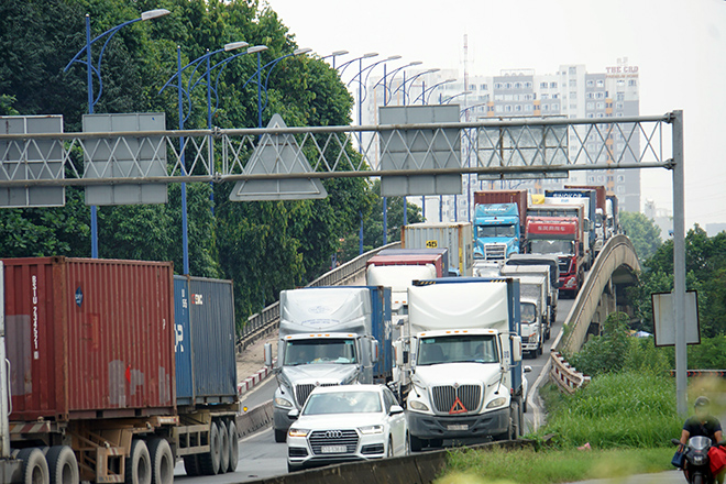 Triển khai nhiều biện pháp giảm ùn ứ giao thông khu vực cảng Cát Lái - Ảnh 1.