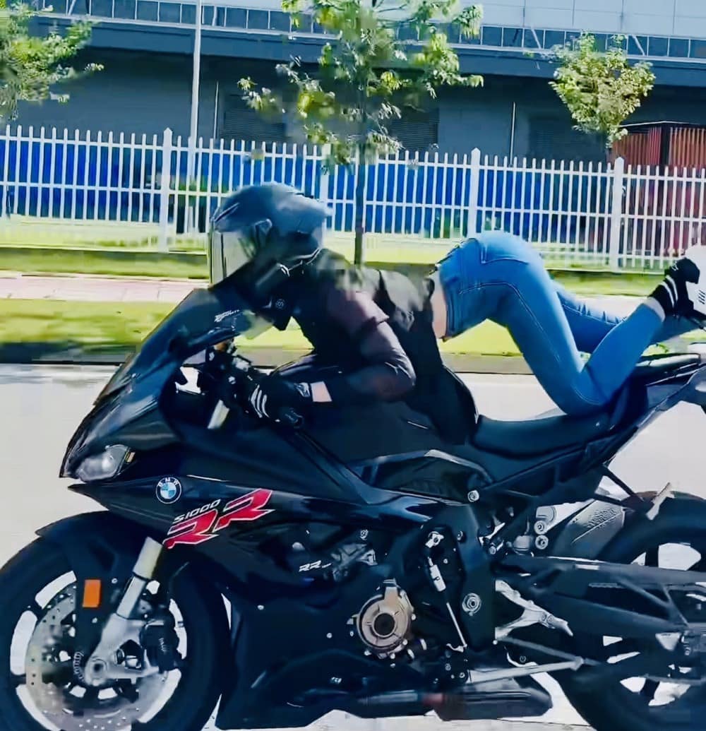 Siêu mô tô BMW S1000 RR bạc tỷ và chuyện Ngọc Trinh té xe trầy xước - Ảnh 1. Siêu mô tô BMW S1000 RR bạc tỷ và chuyện Ngọc Trinh té xe trầy xước - Ảnh 1.