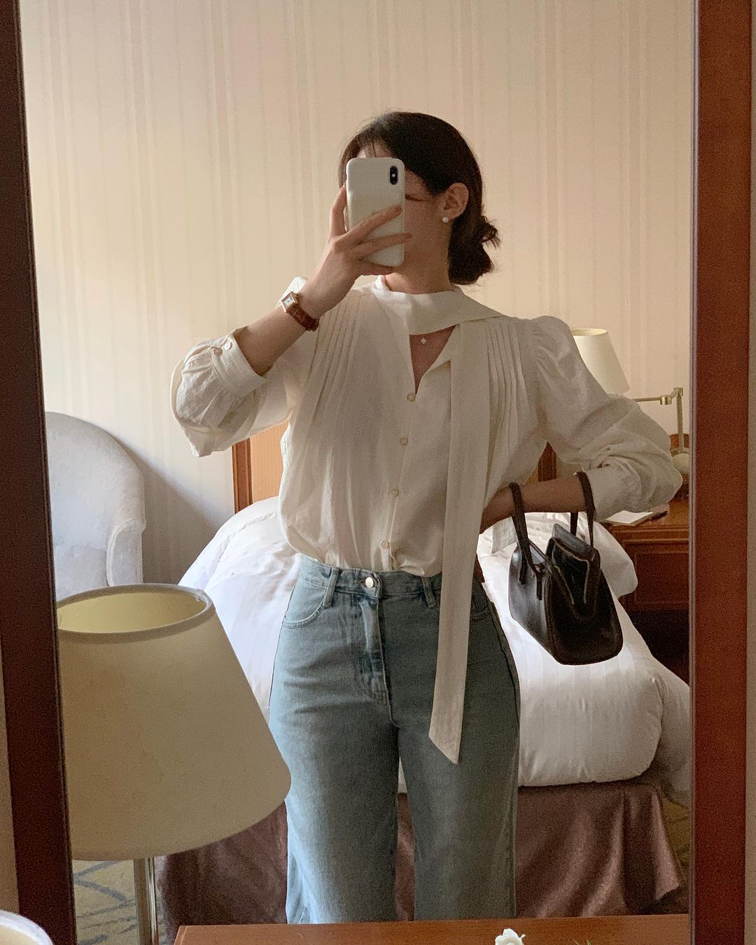 9 công thức diện áo blouse buộc dây điệu đà   - Ảnh 1.