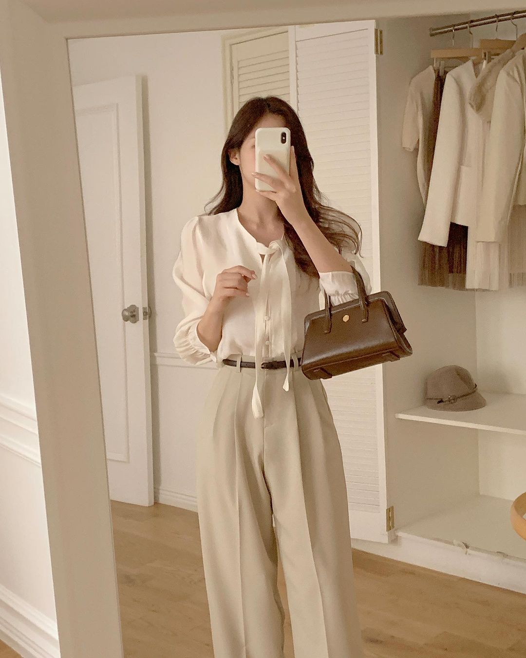 9 công thức diện áo blouse buộc dây điệu đà   - Ảnh 2.