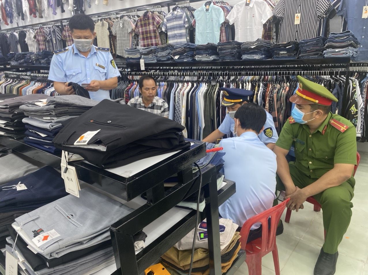 Lực lượng chức năng phát hiện 2 cơ sở kinh doanh vi phạm hàng không rõ nguồn gốc và xuất xứ - Ảnh 1. Lực lượng chức năng phát hiện 2 cơ sở kinh doanh vi phạm hàng không rõ nguồn gốc và xuất xứ - Ảnh 1.