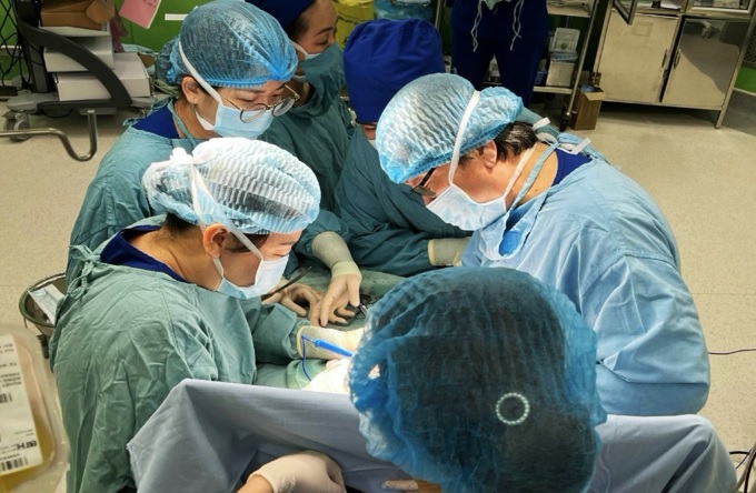 Lần đầu phẫu thuật thành công khối bướu máu gan cho trẻ sơ sinh 9 ngày tuổi - Ảnh 3.