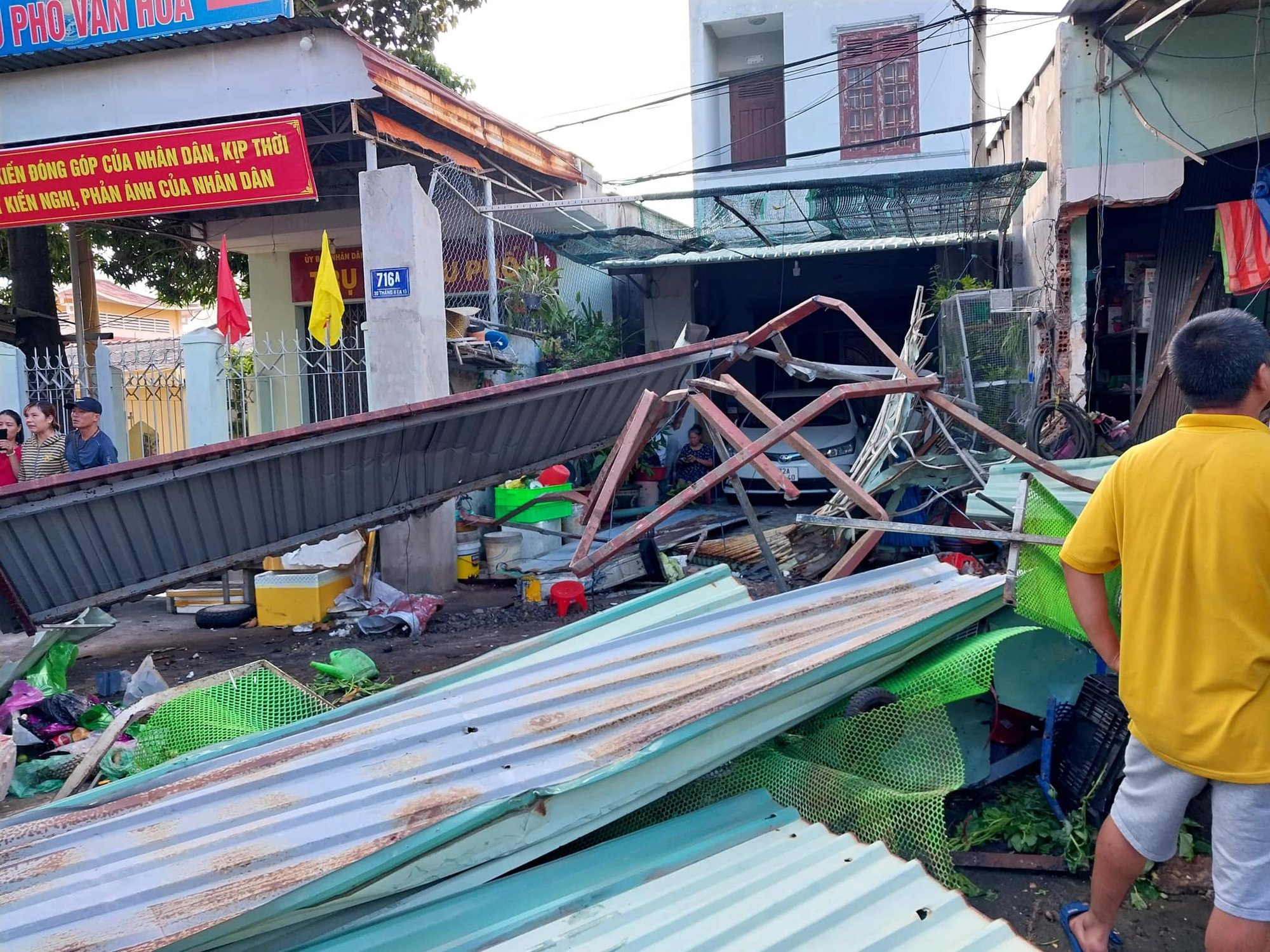 Bà Rịa – Vũng Tàu: &quot;Hung thần&quot; container húc bay dải phân cách, tông sập nhà dân  - Ảnh 2.