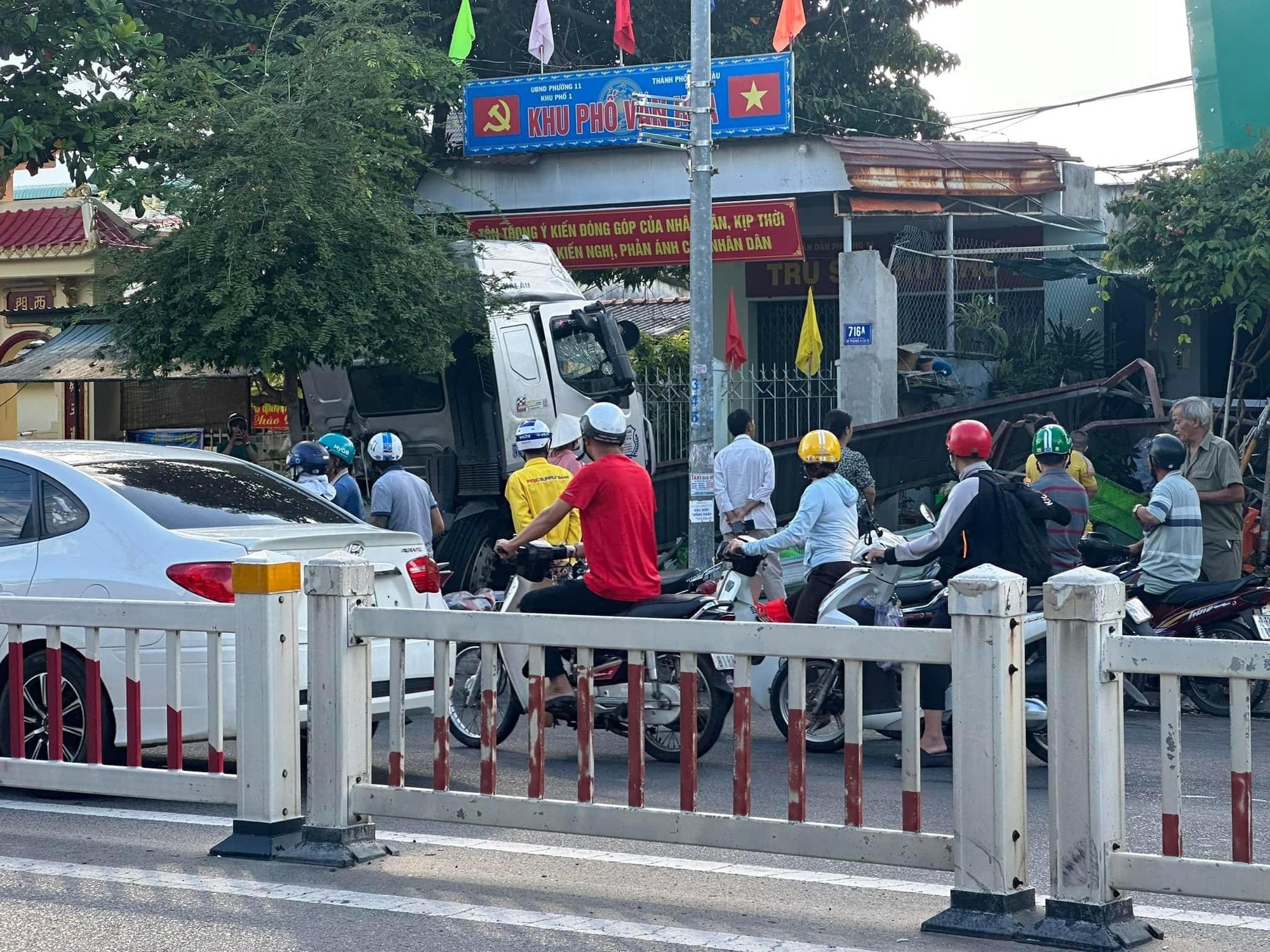 Bà Rịa – Vũng Tàu: &quot;Hung thần&quot; container húc bay dải phân cách, tông sập nhà dân  - Ảnh 3.