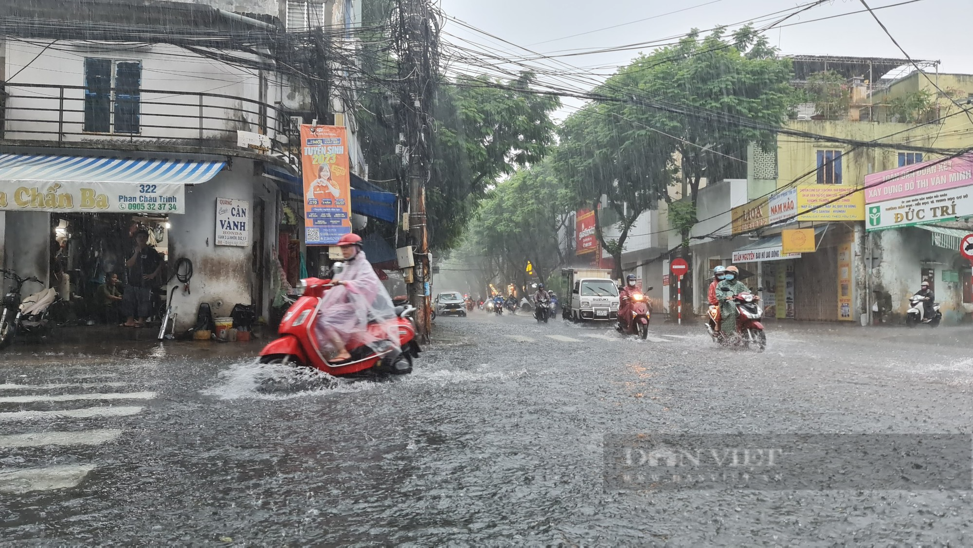 Mưa lớn, nhiều tuyến phố biến thành sông tại Đà Nẵng - Ảnh 2.