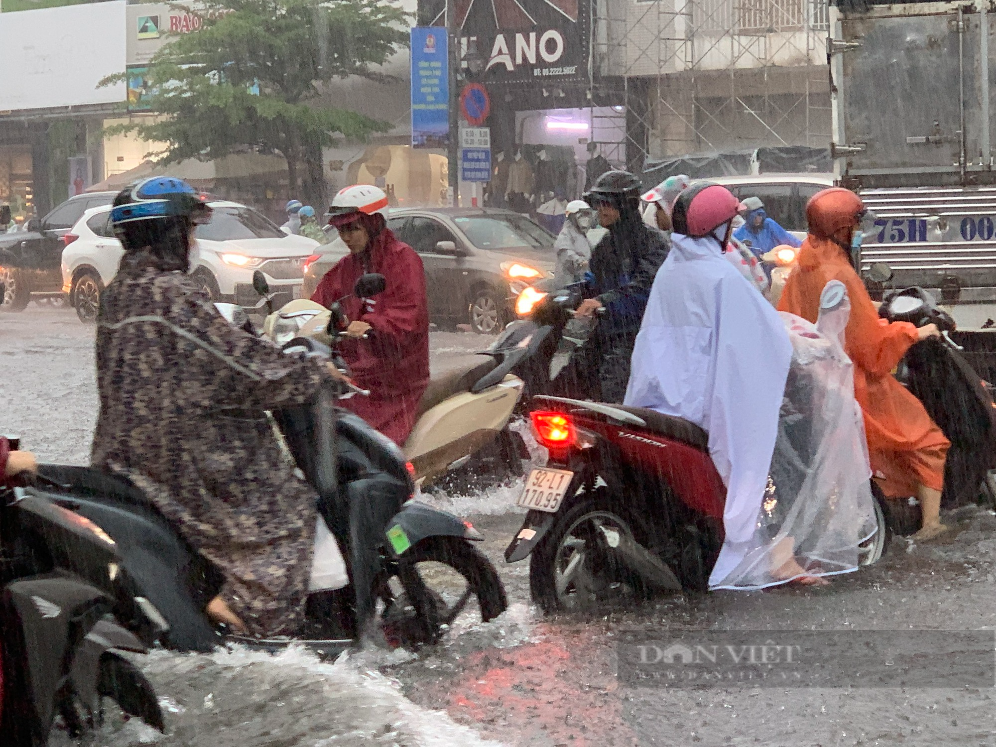 Mưa lớn, nhiều tuyến phố biến thành sông tại Đà Nẵng - Ảnh 4.