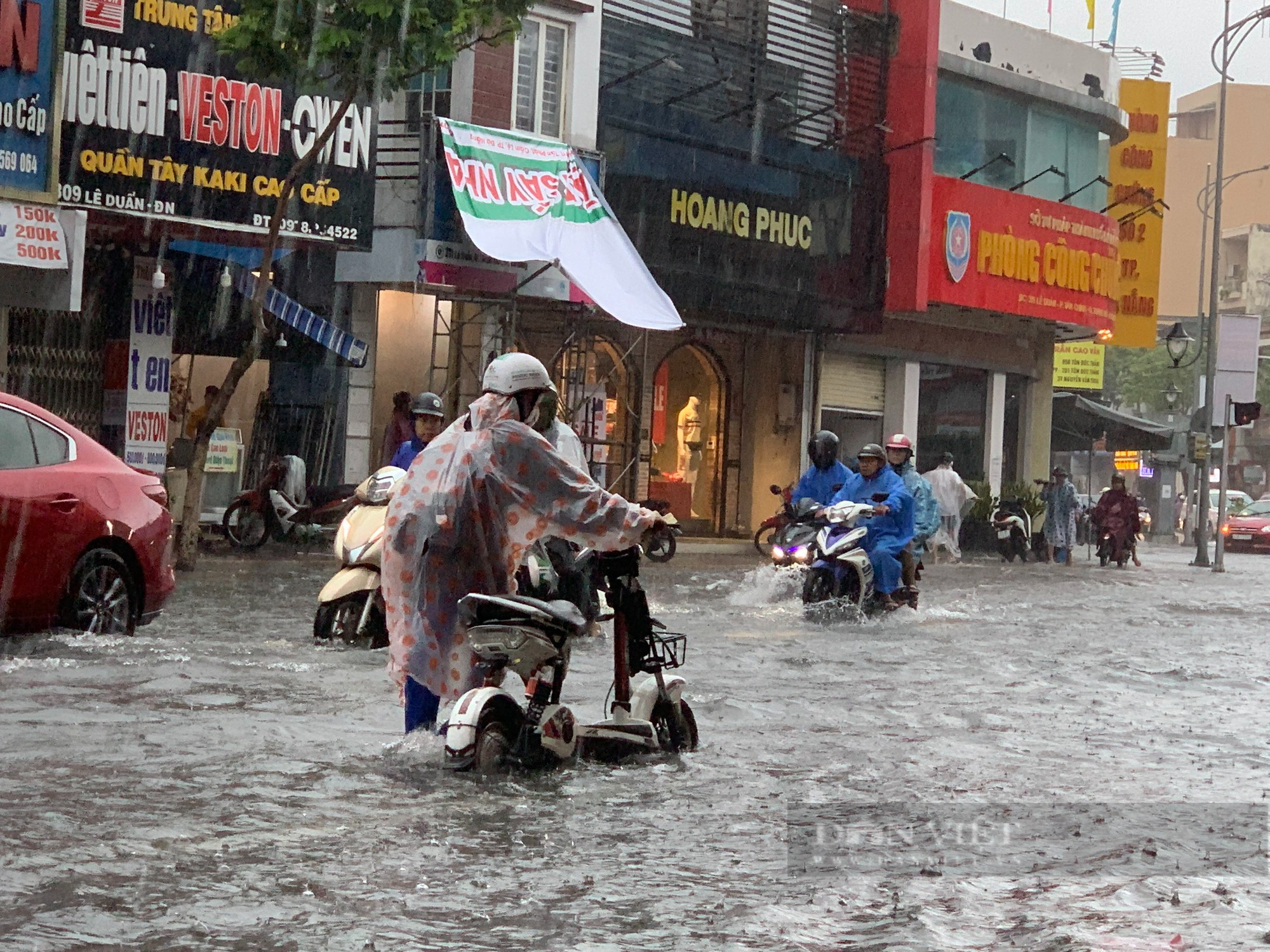 Mưa lớn, nhiều tuyến phố biến thành sông tại Đà Nẵng - Ảnh 5.