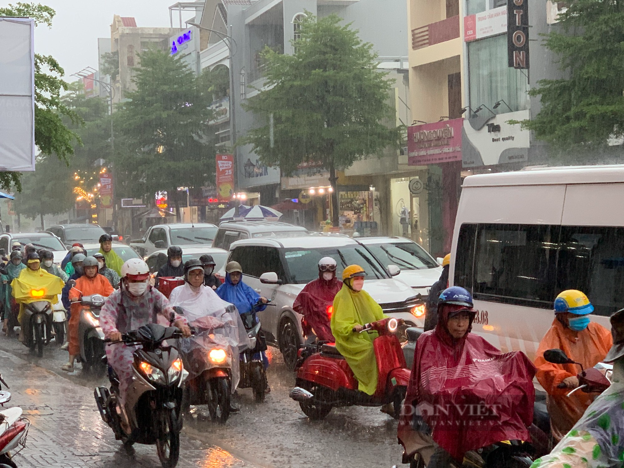 Mưa lớn, nhiều tuyến phố biến thành sông tại Đà Nẵng - Ảnh 9.