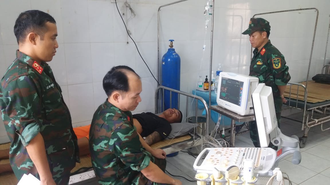 Bệnh xá đảo Song Tử Tây cấp cứu ngư dân Quảng Ngãi bị giảm áp - Ảnh 1.