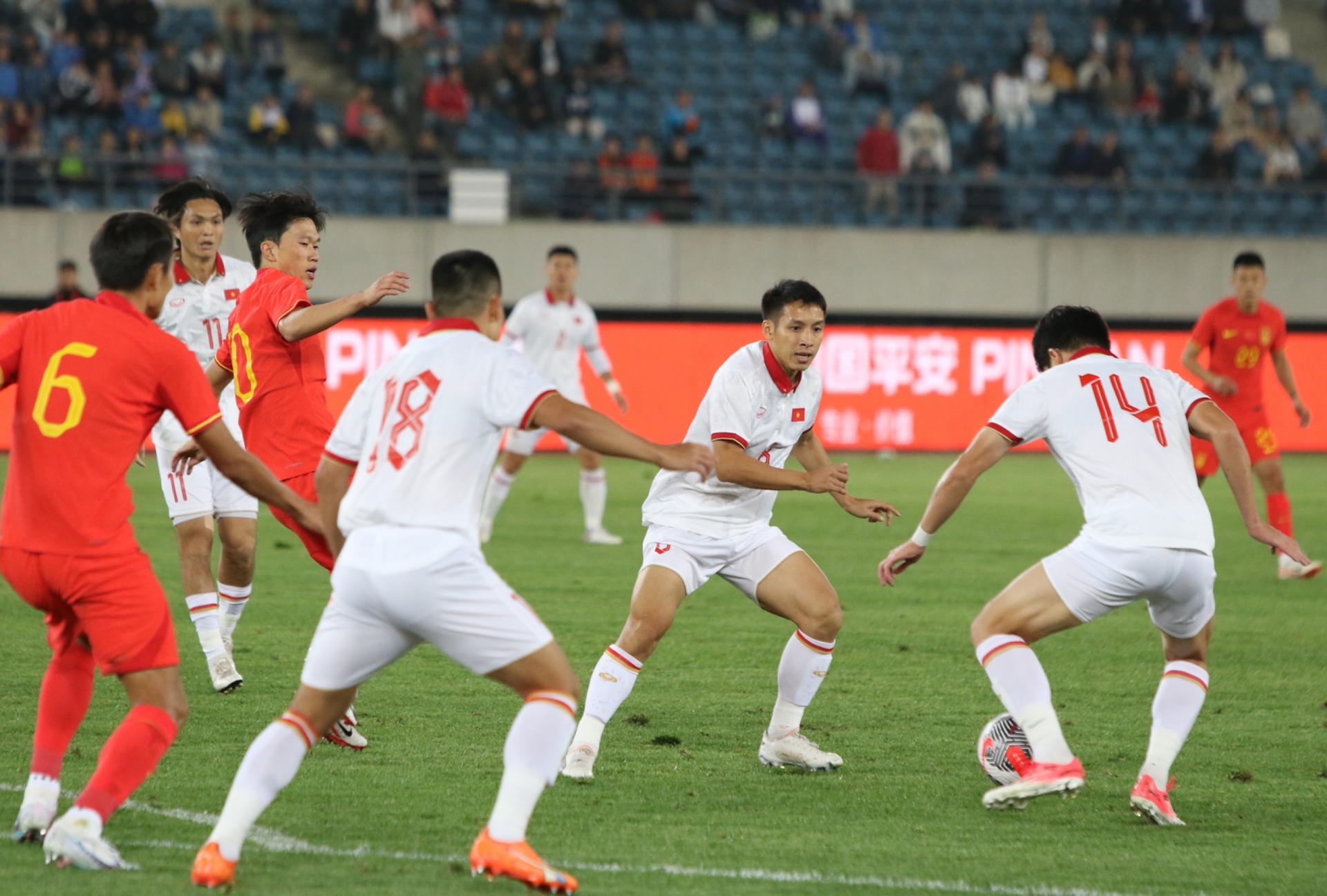 ĐT Việt Nam bất ngờ nhận &quot;món quà&quot; từ FIFA - Ảnh 1.