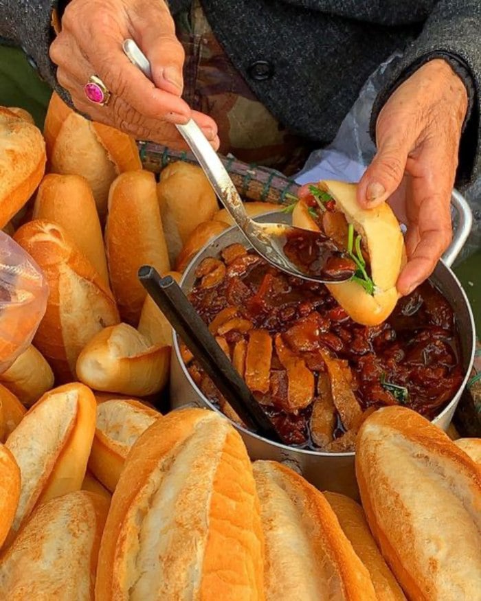 Nổi tiếng thiên đường ăn vặt, du khách đến Huế nên đến những khu ẩm thực này - Ảnh 8.