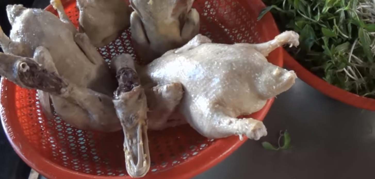 Nổi tiếng thiên đường ăn vặt, du khách đến Huế nên đến những khu ẩm thực này - Ảnh 15.