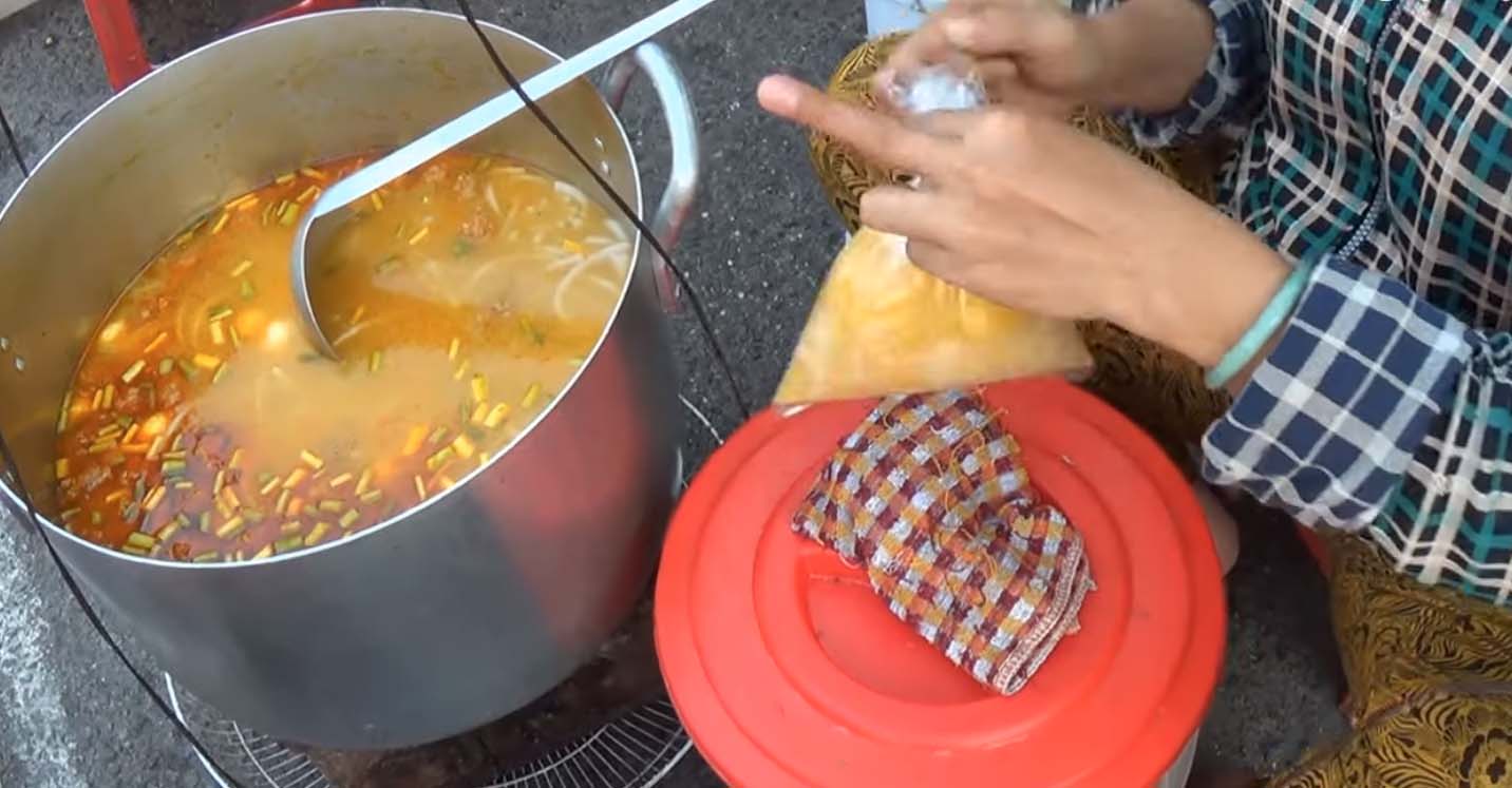 Nổi tiếng thiên đường ăn vặt, du khách đến Huế nên đến những khu ẩm thực này - Ảnh 12.