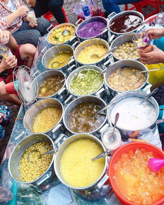 Nổi tiếng thiên đường ăn vặt, du khách đến Huế nên đến những khu ẩm thực này - Ảnh 2.