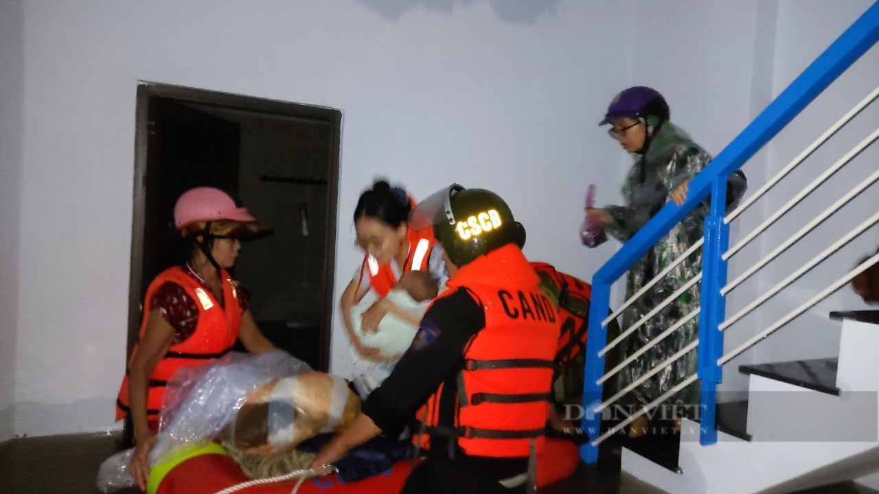 Cán bộ, chiến sĩ ngâm mình cứu dân mắc kẹt tại vùng &quot;rốn lũ&quot; Đà Nẵng - Ảnh 2.