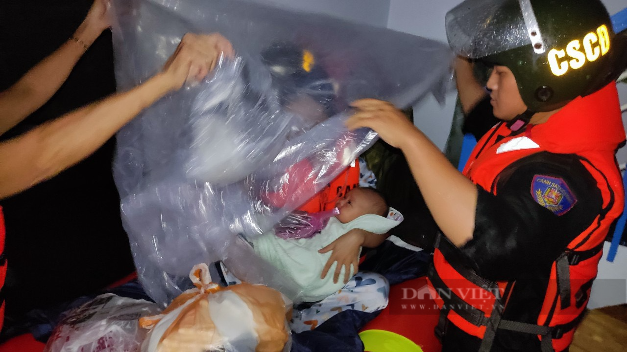 Cán bộ, chiến sĩ ngâm mình cứu dân mắc kẹt tại vùng &quot;rốn lũ&quot; Đà Nẵng - Ảnh 4.