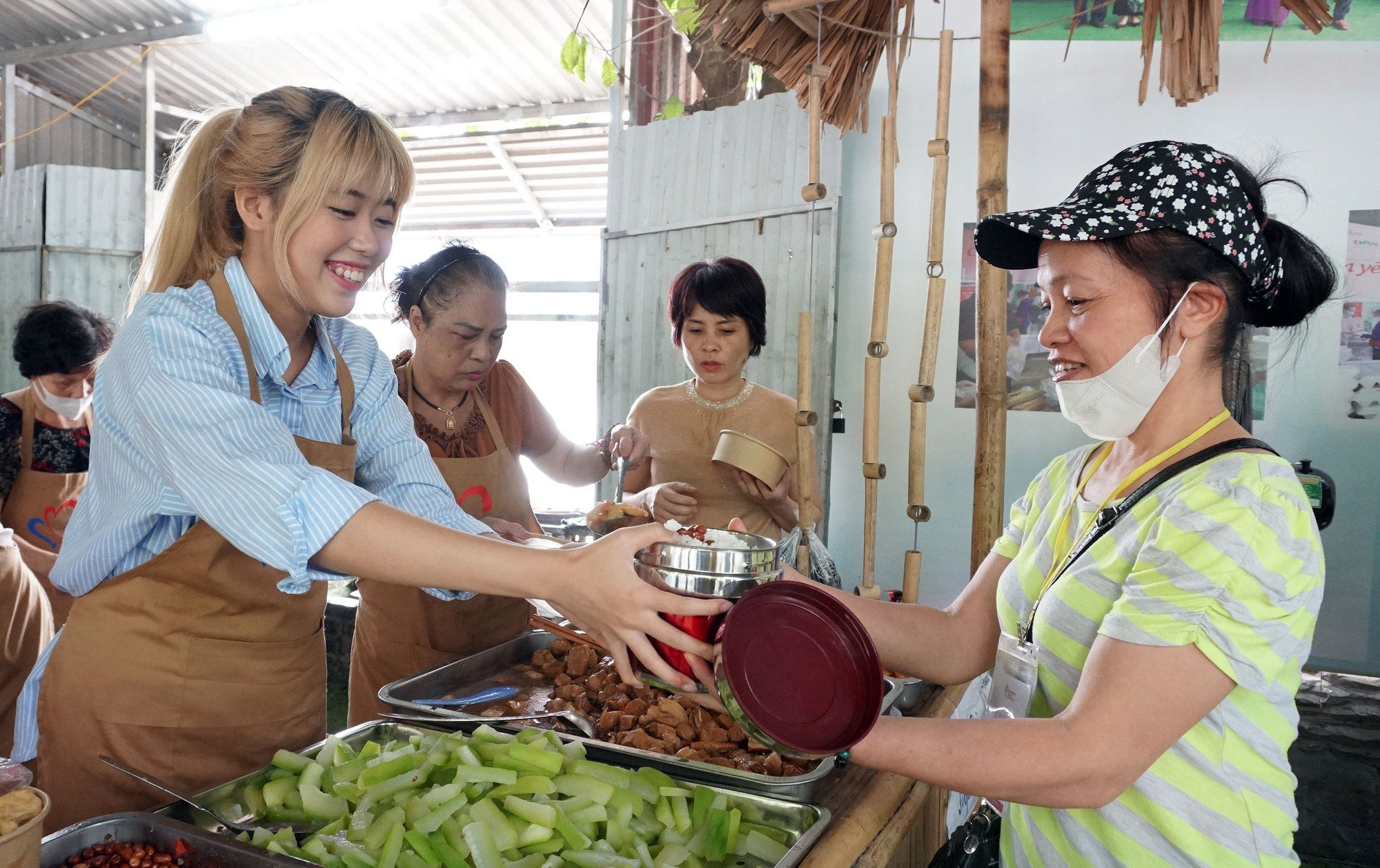 Nối dài cánh tay yêu thương đến với bệnh nhân nghèo - Ảnh 15.
