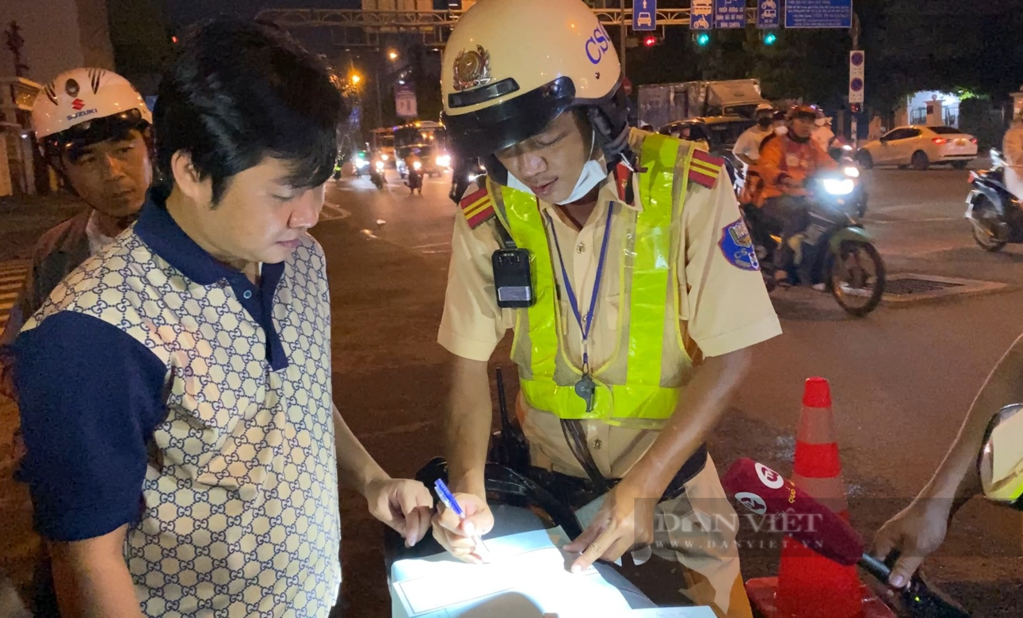 Một nhân viên công ty dịch vụ công ích bị CSGT thổi nồng độ cồn, gọi điện nhờ người can thiệp bất thành - Ảnh 3.