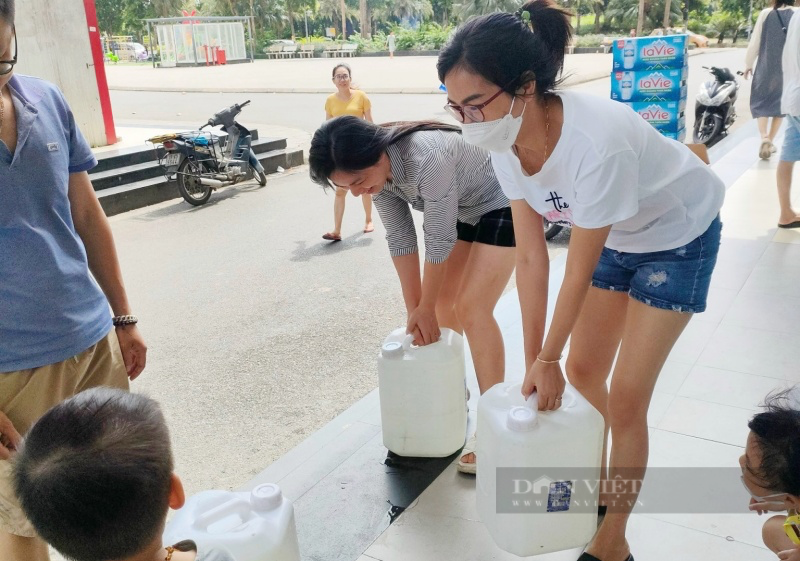Cuộc sống hàng nghìn người dân KĐT Thanh Hà đảo lộn vì mất nước: Phải di tản đến người thân, nhà nghỉ tắm giặt - Ảnh 6.