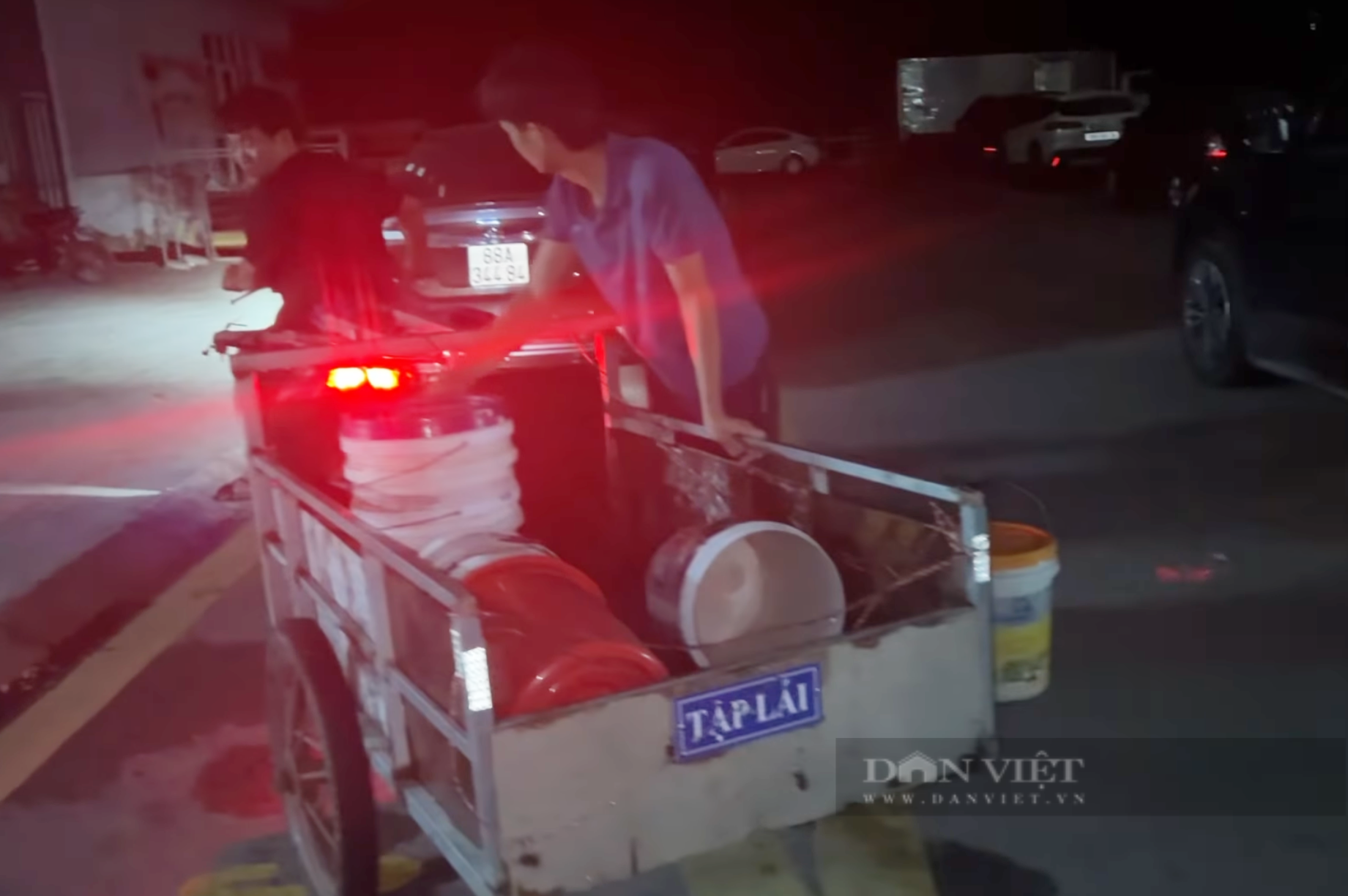Cuộc sống hàng nghìn người dân KĐT Thanh Hà đảo lộn vì mất nước: Phải di tản đến người thân, nhà nghỉ tắm giặt - Ảnh 7.