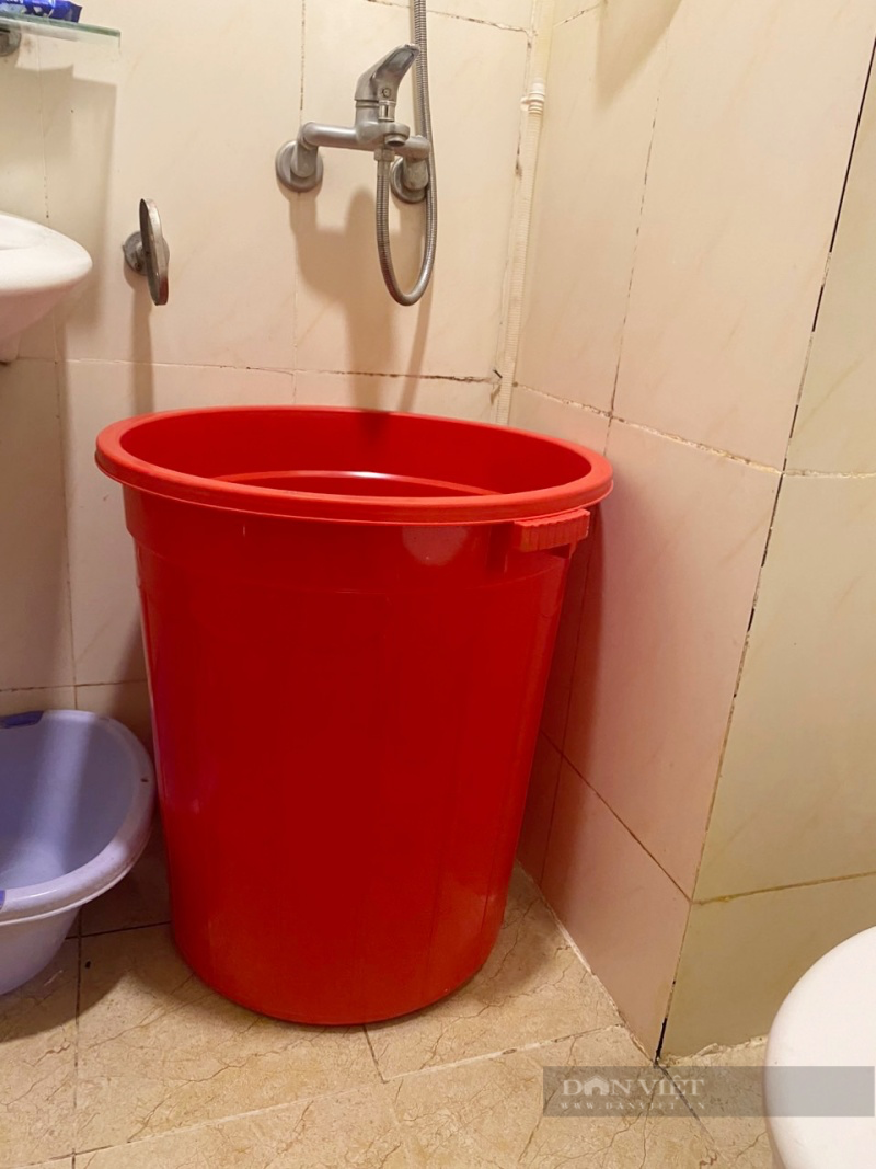 Cuộc sống hàng nghìn người dân KĐT Thanh Hà đảo lộn vì mất nước: Phải di tản đến người thân, nhà nghỉ tắm giặt - Ảnh 9.