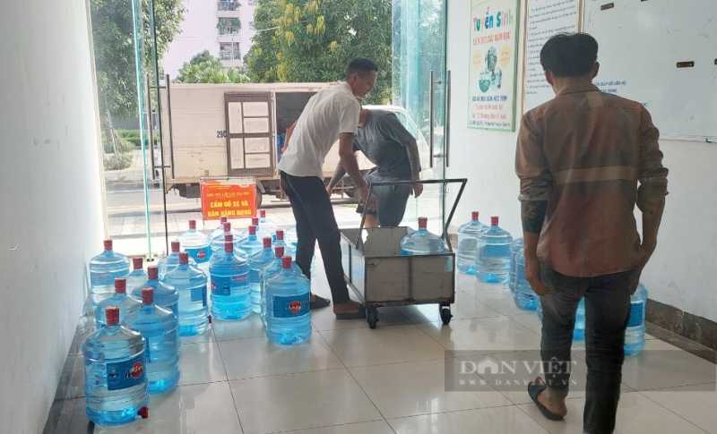 Cuộc sống hàng nghìn người dân KĐT Thanh Hà đảo lộn vì mất nước: Phải di tản đến người thân, nhà nghỉ tắm giặt - Ảnh 10.