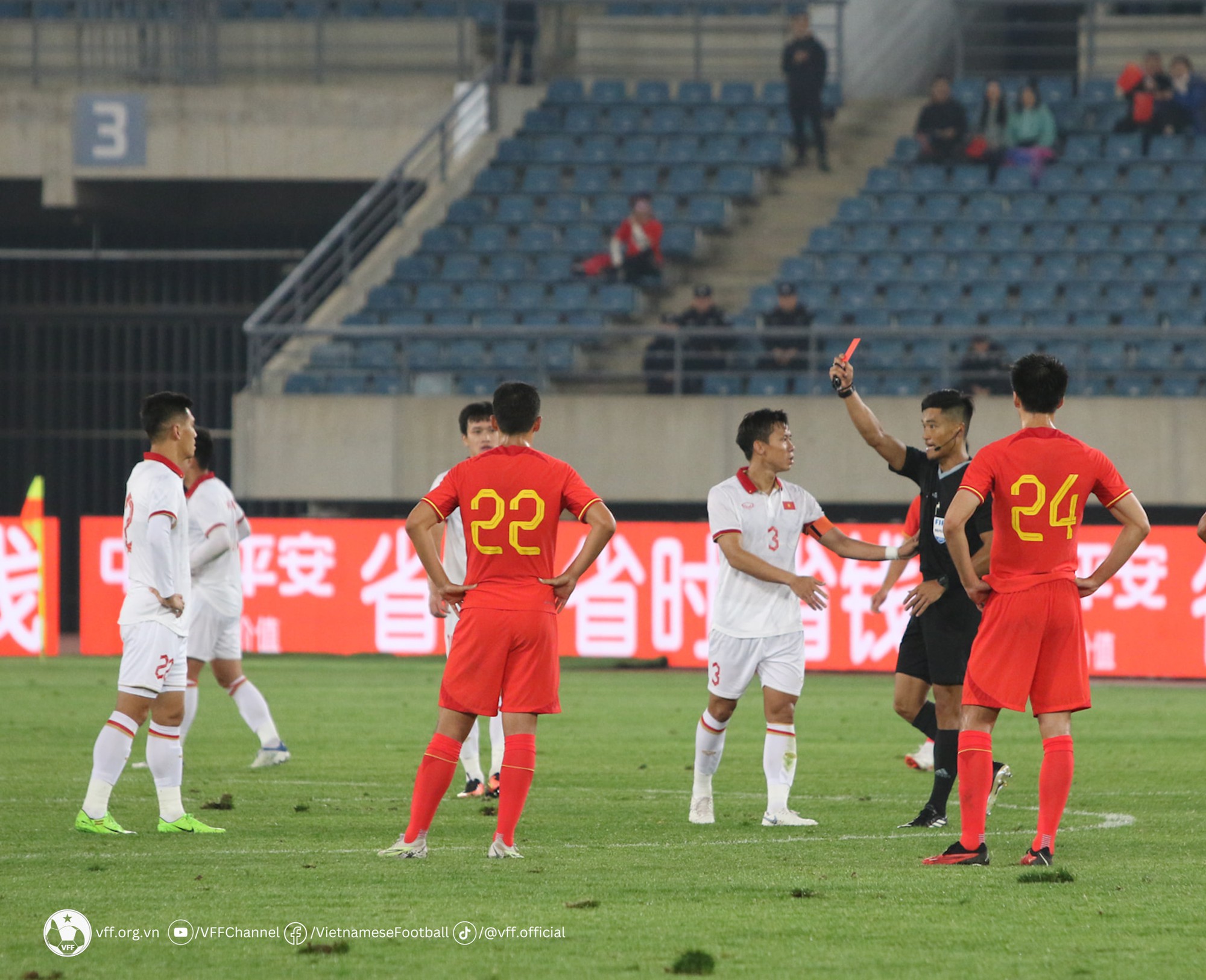 FIFA ra phán quyết về tấm thẻ đỏ của Tiến Linh - Ảnh 1.