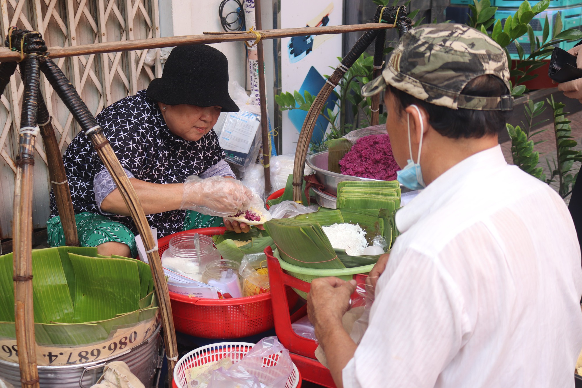 Gánh xôi 47 tuổi giá 10.000 đồng giữa trung tâm Sài Gòn - Ảnh 2.