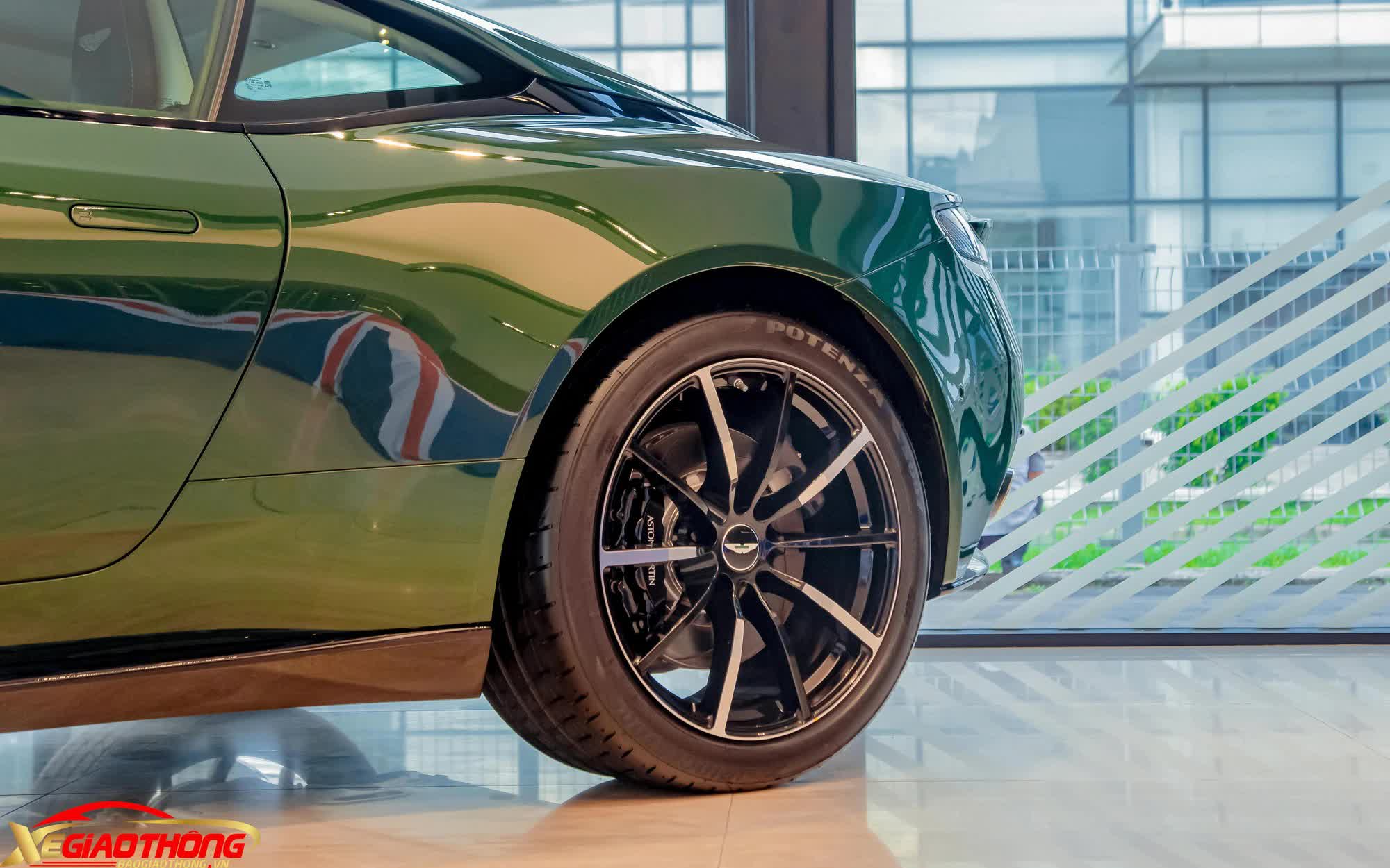 Cận cảnh chiếc Aston Martin DB11 độc nhất Việt Nam - Ảnh 3.